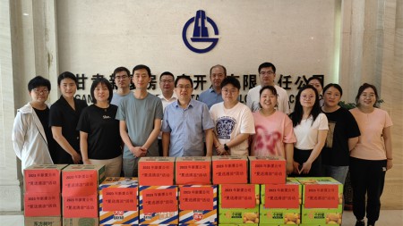 夏日炎炎送清涼，情意暖暖感人心——甘肅建投七建新廈公司“夏送清涼”活動(dòng)